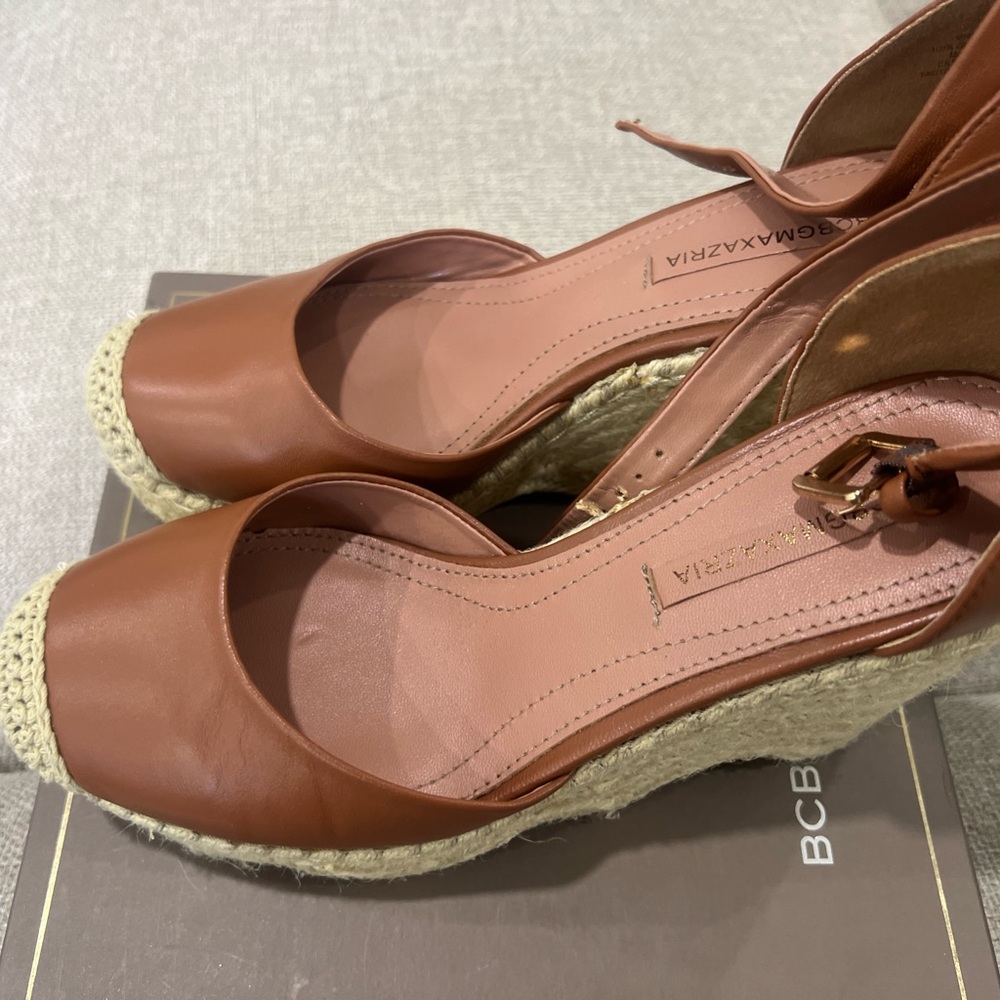 New in box BCBG Tan Leather Espadrille Wedge Sandals with Jute Platform